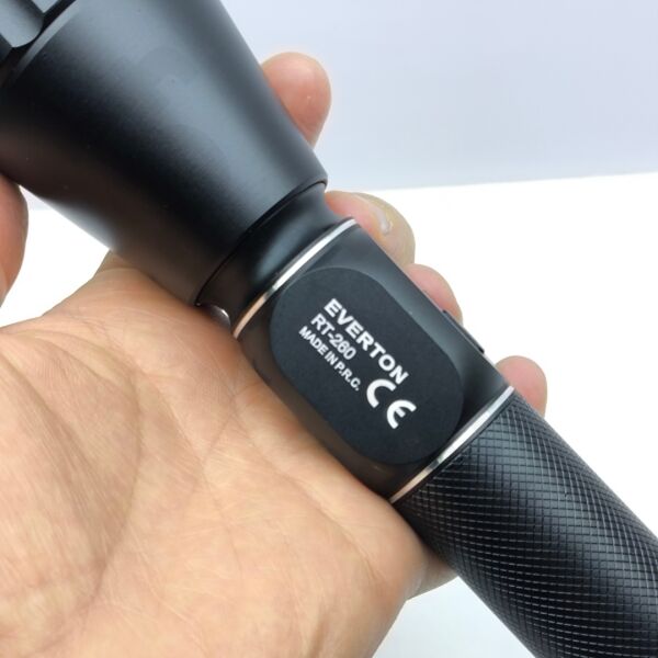 60W 6000 Lümen Profesyonel Şarjlı El Feneri - 2 KM Menzilli, Zoom Özellikli, Özel Çantalı Full Set