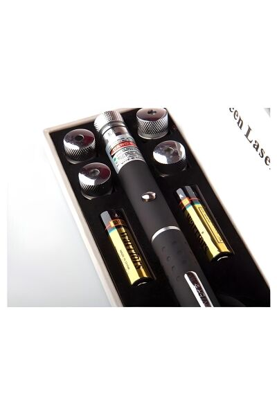 5 Başlıklı Yüksek Güçlü Yeşil Lazer Pointer – 5 KM Gece Menzilli Profesyonel Sunum ve Gökyüzü Gözlem Lazer Kalemi