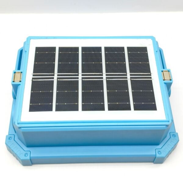 Güneş Enerjili LED Projektör ve El Feneri – 5 Işık Modlu, Powerbank Özellikli, Çok Amaçlı Aydınlatma Seti